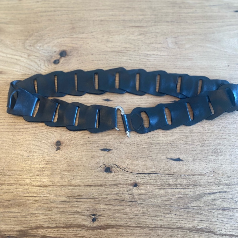 Elegant Black Leather Italian‎ Belt Women’s Preloved